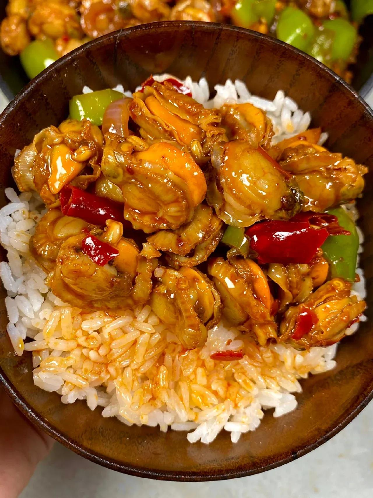 Try this stirfried scallop meat, it tastes strong and spicy with rice