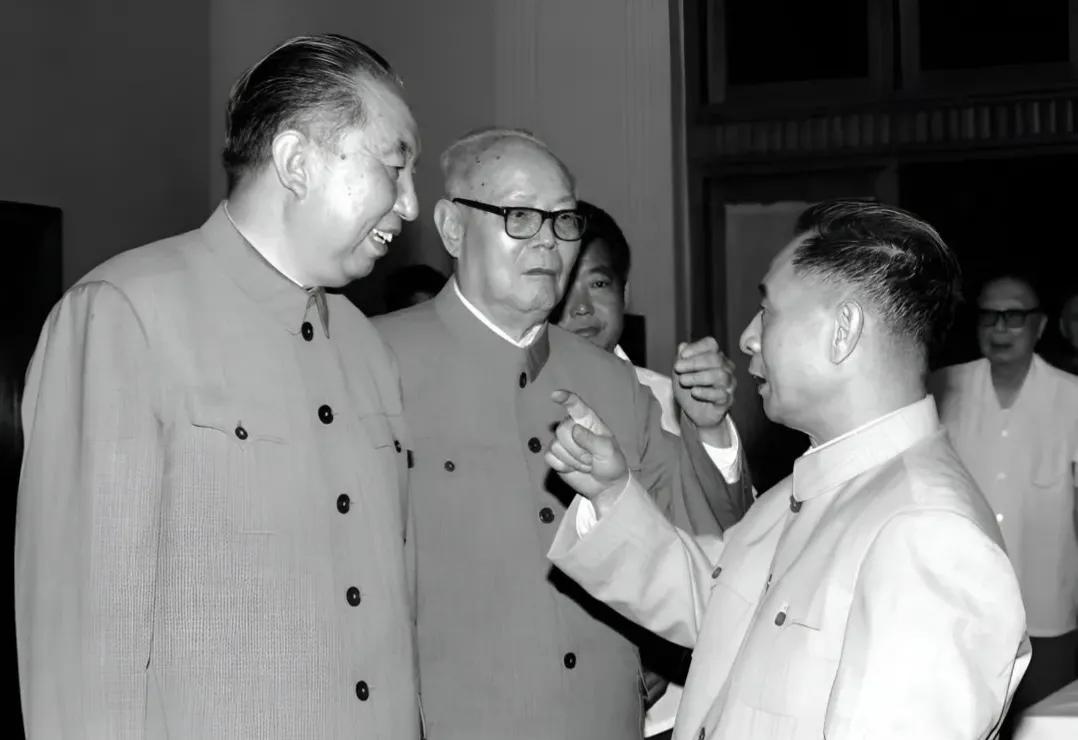 In 1979, the precious group photo of Deng Xiaoping and Hua Guofeng, the ...