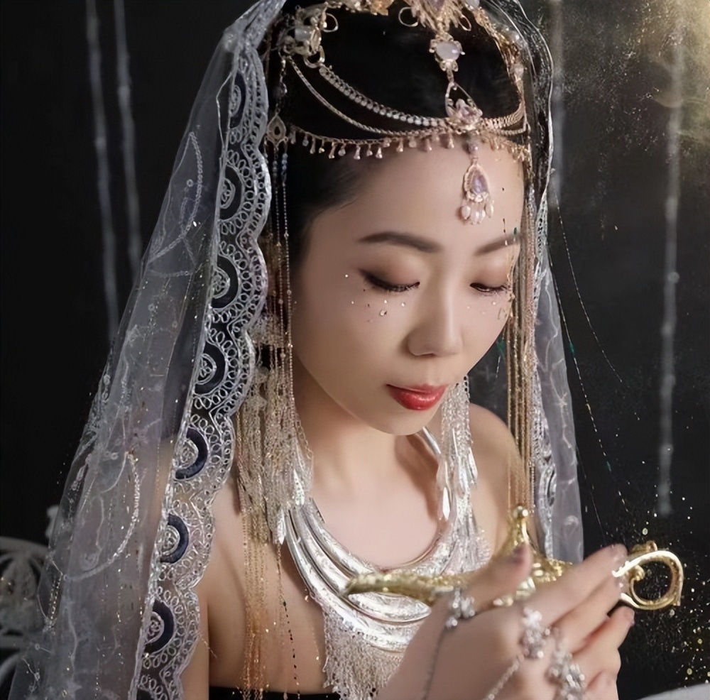 Singing the centuryold parting thoughts Momo guzheng Qianyi played