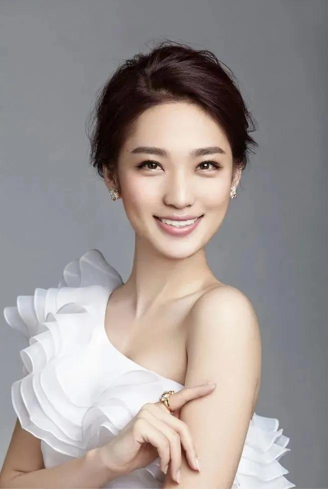 CCTV "the most beautiful host" Lan Yu iNEWS