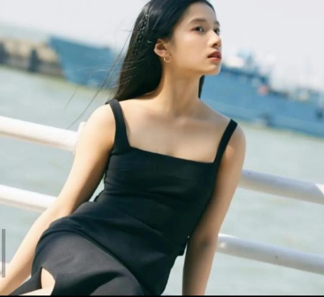 Sexy and charming Zhang Jingyi - iNEWS