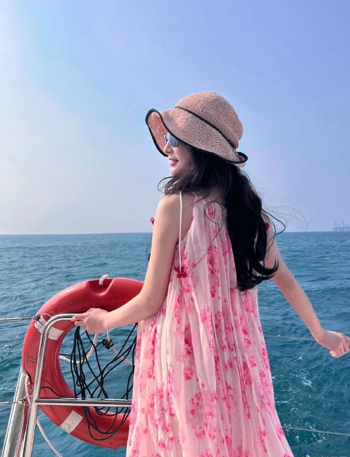 Liu Yifei's classmate Fan Yujun shared photos of going out to sea, and ...