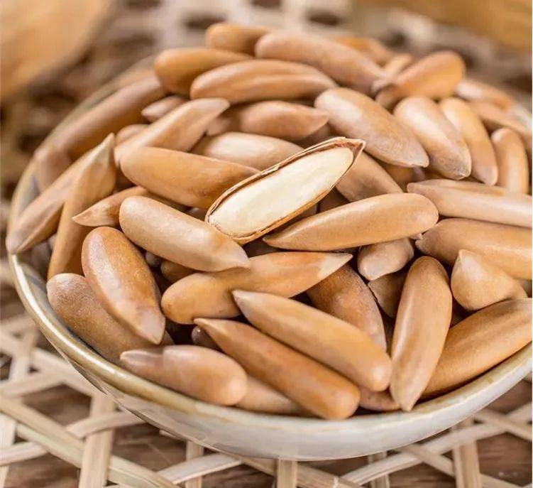 Super easy to peel Brazil pine nuts, addictive as soon as you eat them iMedia