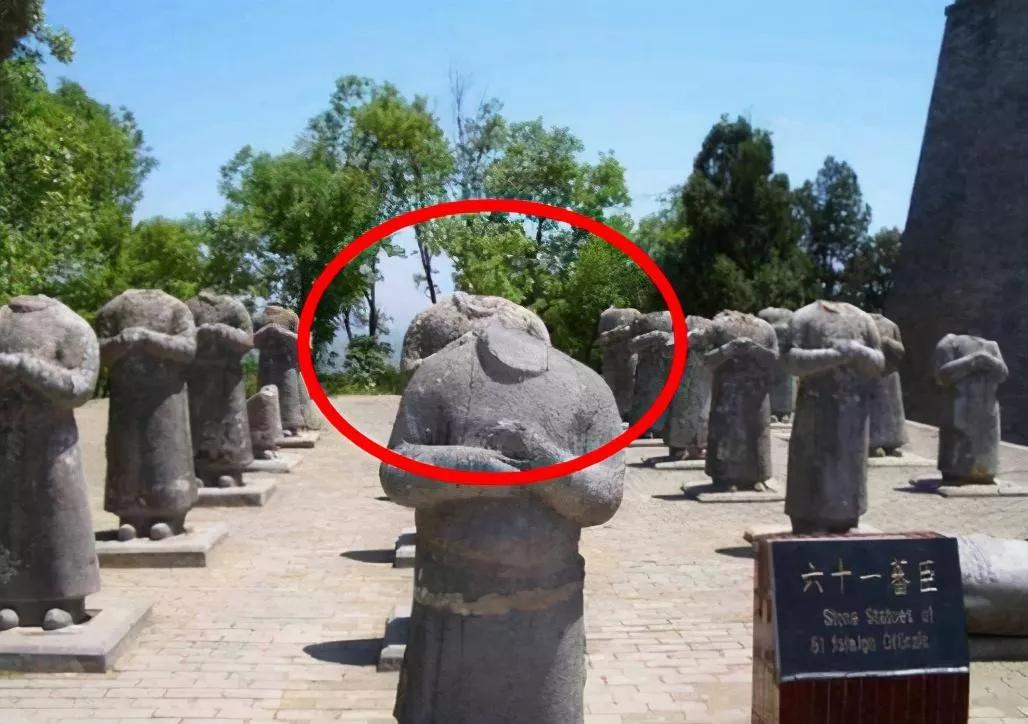 Why are there 61 headless statues in front of Wu Zetian's tomb?This
