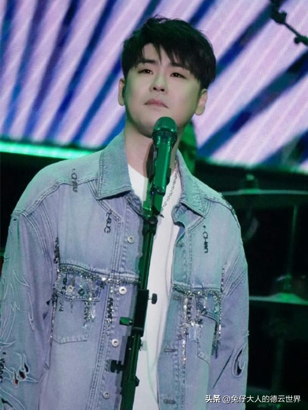 Zhang Yunlei of Deyun Society posted a post late at night, posting live ...