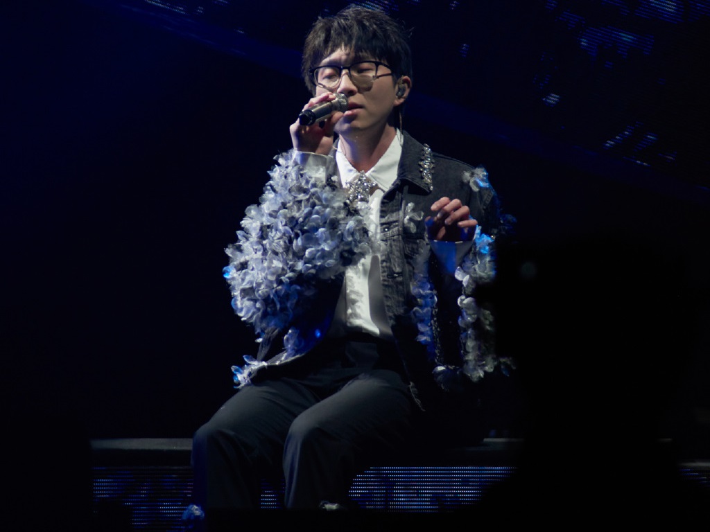 Mao Buyi proposed to fans at the concert, so loving! - iMedia