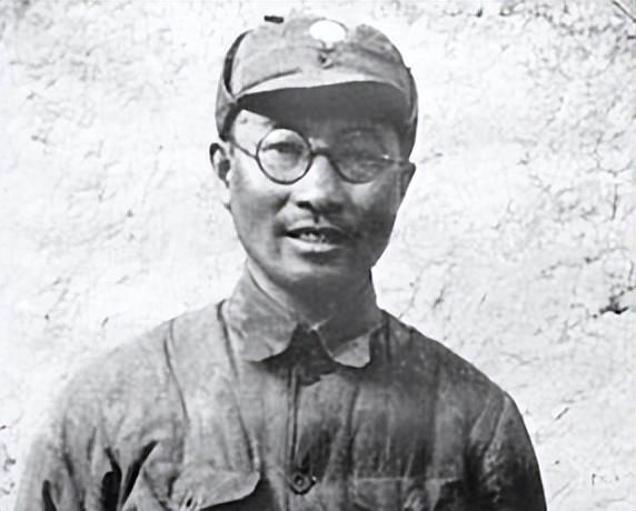 Chen Geng inspected the troops and asked Zhang Wannian's name: "You are ...