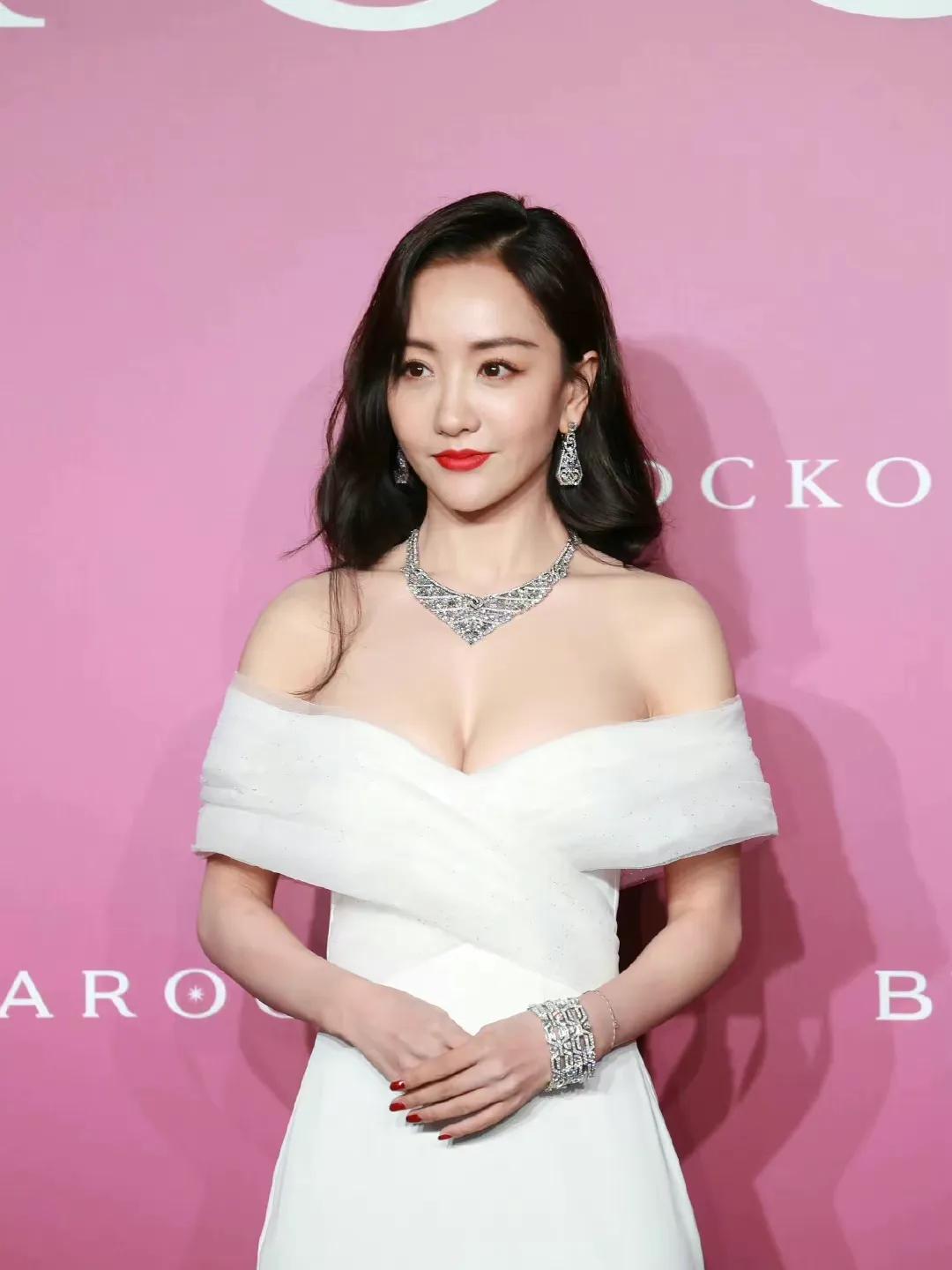 Yan Rong Yang Rong is so pretty - iNEWS