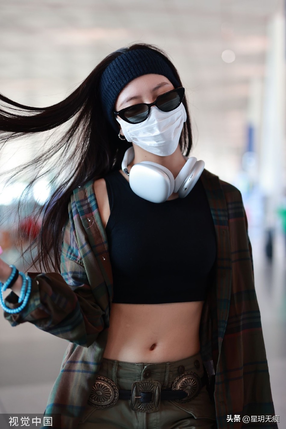Song Yanfei showed up at the airport in a navel-baring outfit and ...