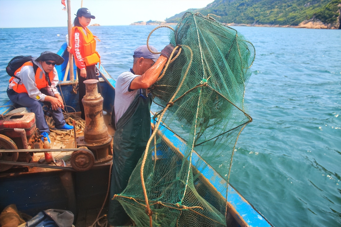 Filipino fishermen pulled nets in the sea and caught a net in 28 ...