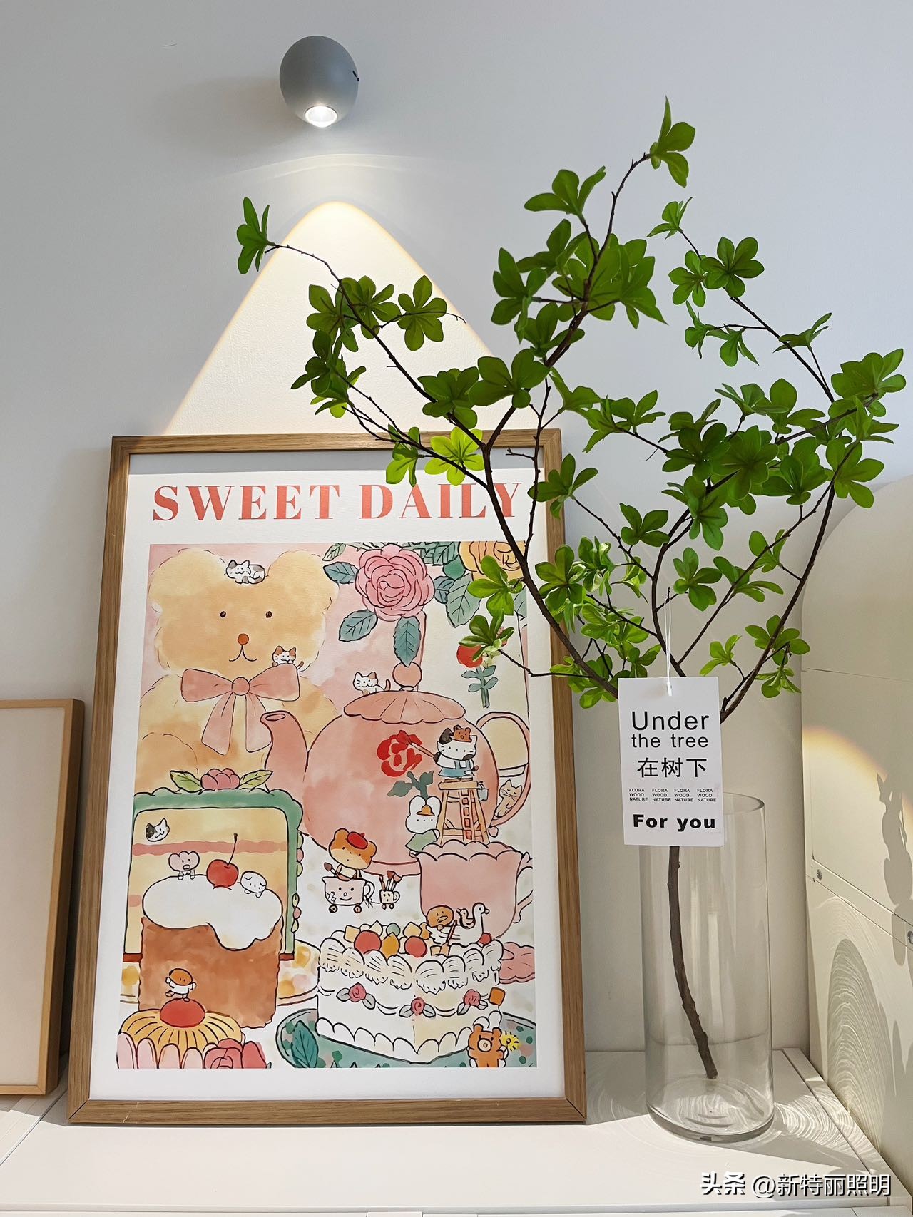 The bedroom is too small, how to decorate it to look good? These lamps