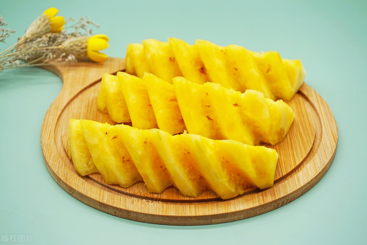 Do pineapples need to be soaked in salt water? iMedia