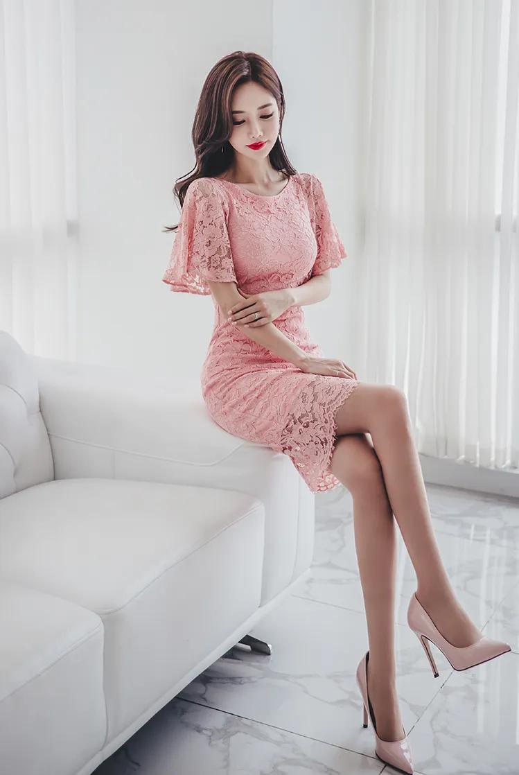 Sun Yunzhu wears a knee-length dress with pink lace carvings, which is ...