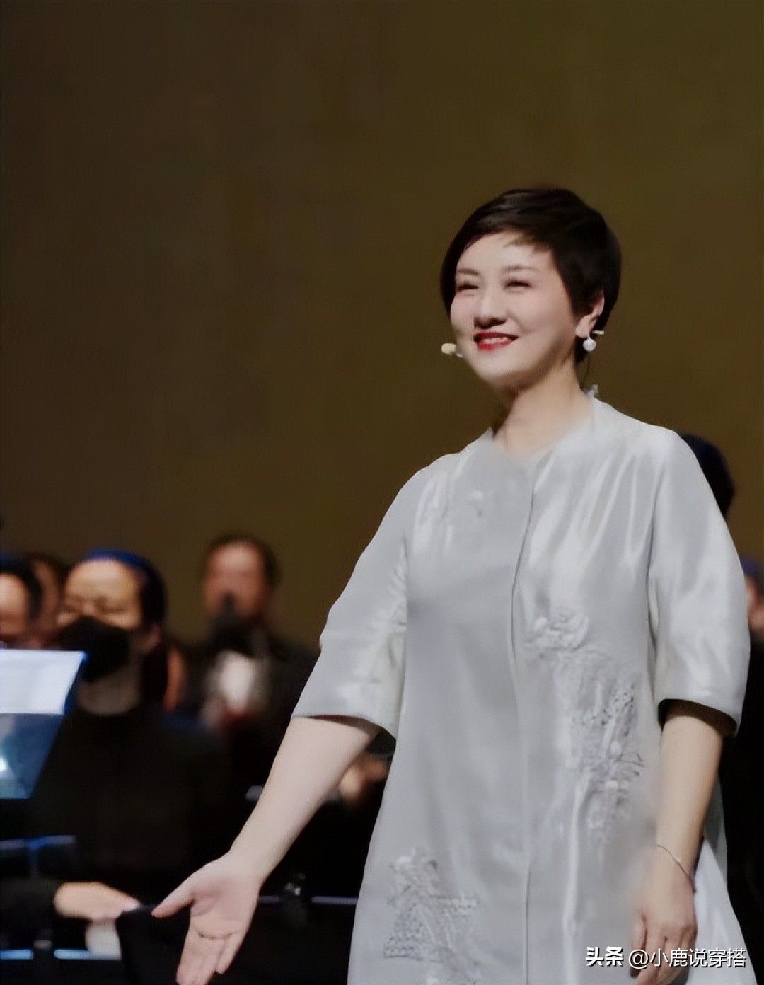 65-year-old Deng Jie is naturally aging too gracefully! Wearing simple ...