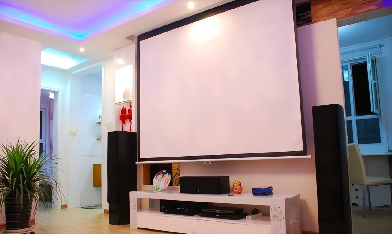 Is it better to buy a TV or a projector for the family?After reading