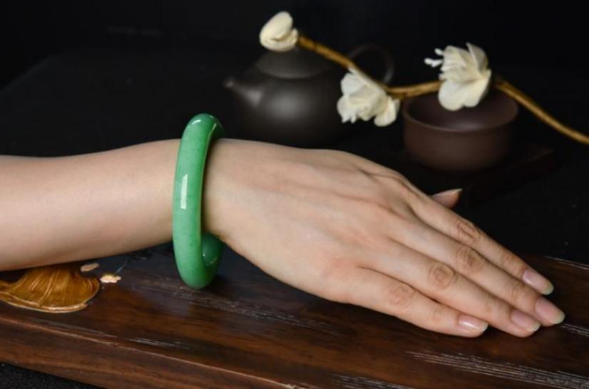 Is it better for a woman to wear jade or jade?smart women choose it iNEWS