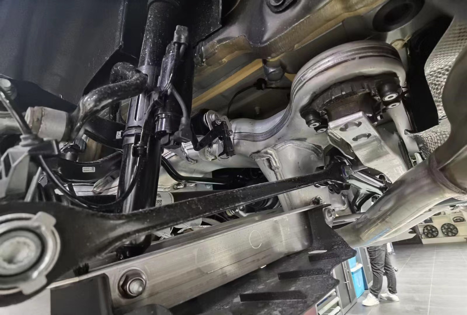 Maybach S480 modified rear wheel steering, active ambient light