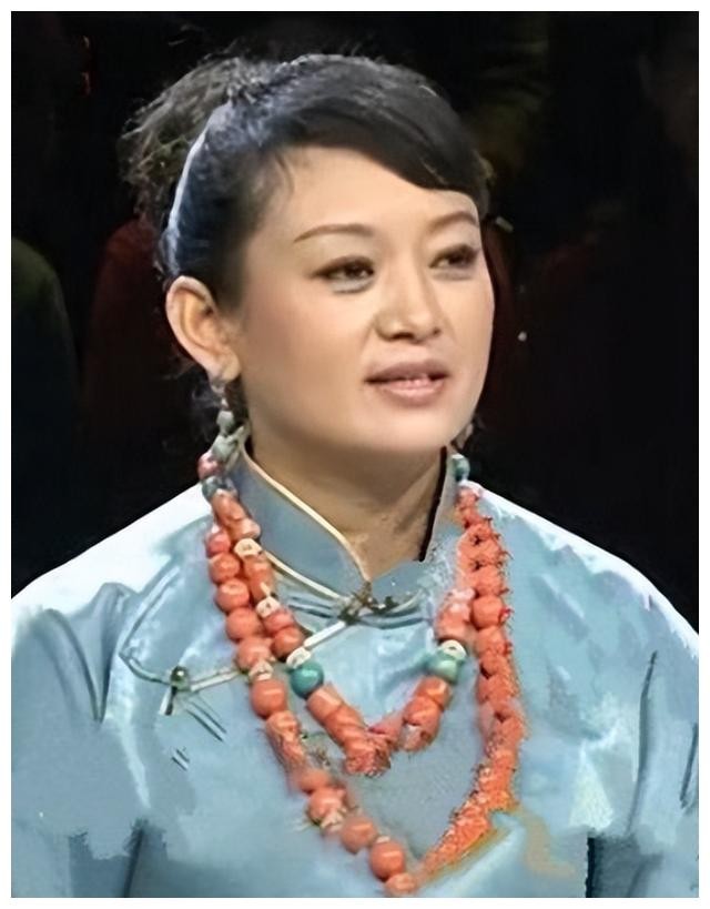 A Rong Singer Famous singer Rong Zhongerjia: