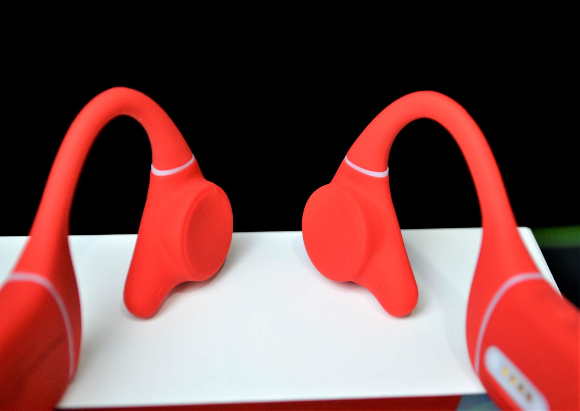 Do bone conduction headphones leak sound?Which bone conduction