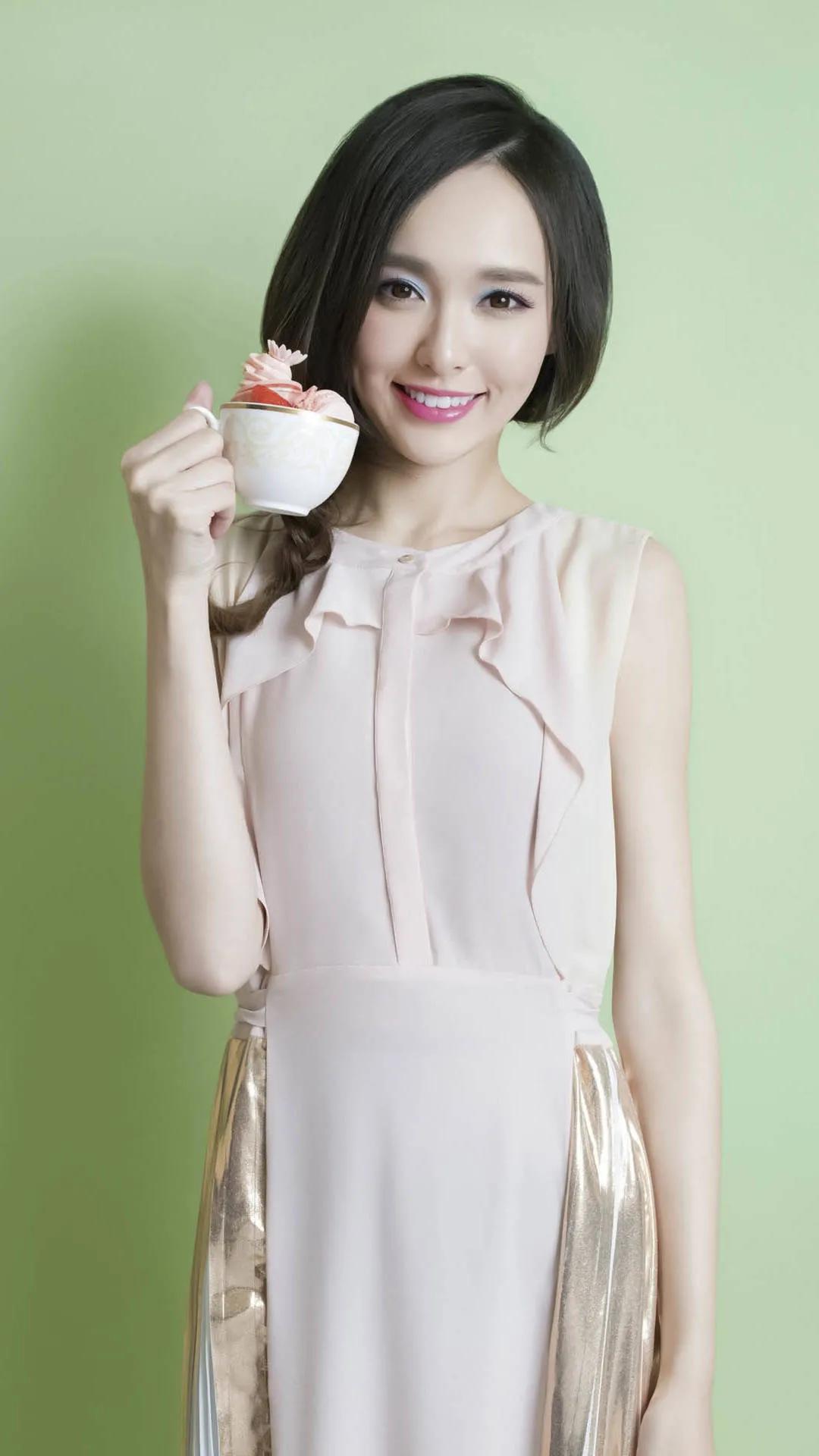 Appreciation of a group of beautiful pictures of Tang Yan - iNEWS