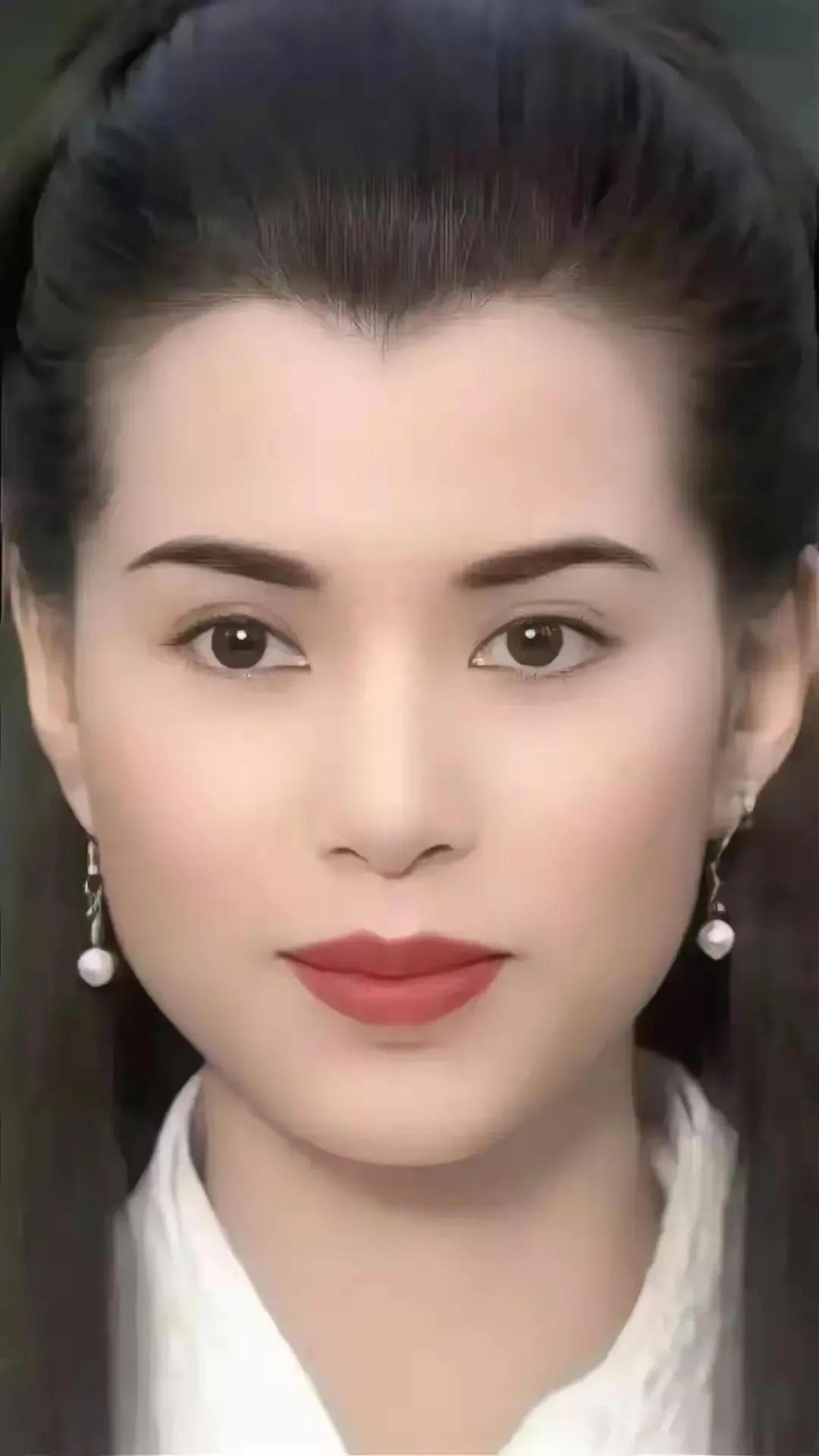Hong Kong actress Li Ruotong wears ancient costumes - iNEWS