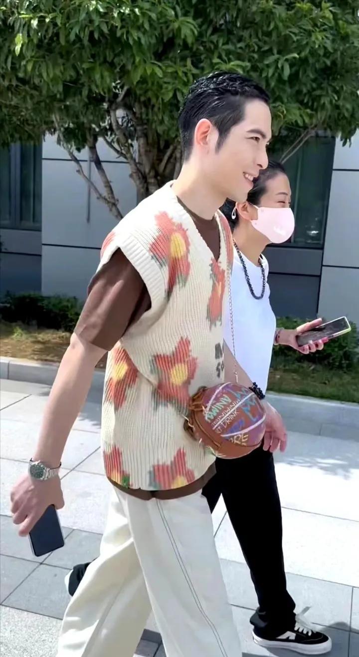 Xiao Jingteng and his fiancée Lin Youhui were photographed going out ...