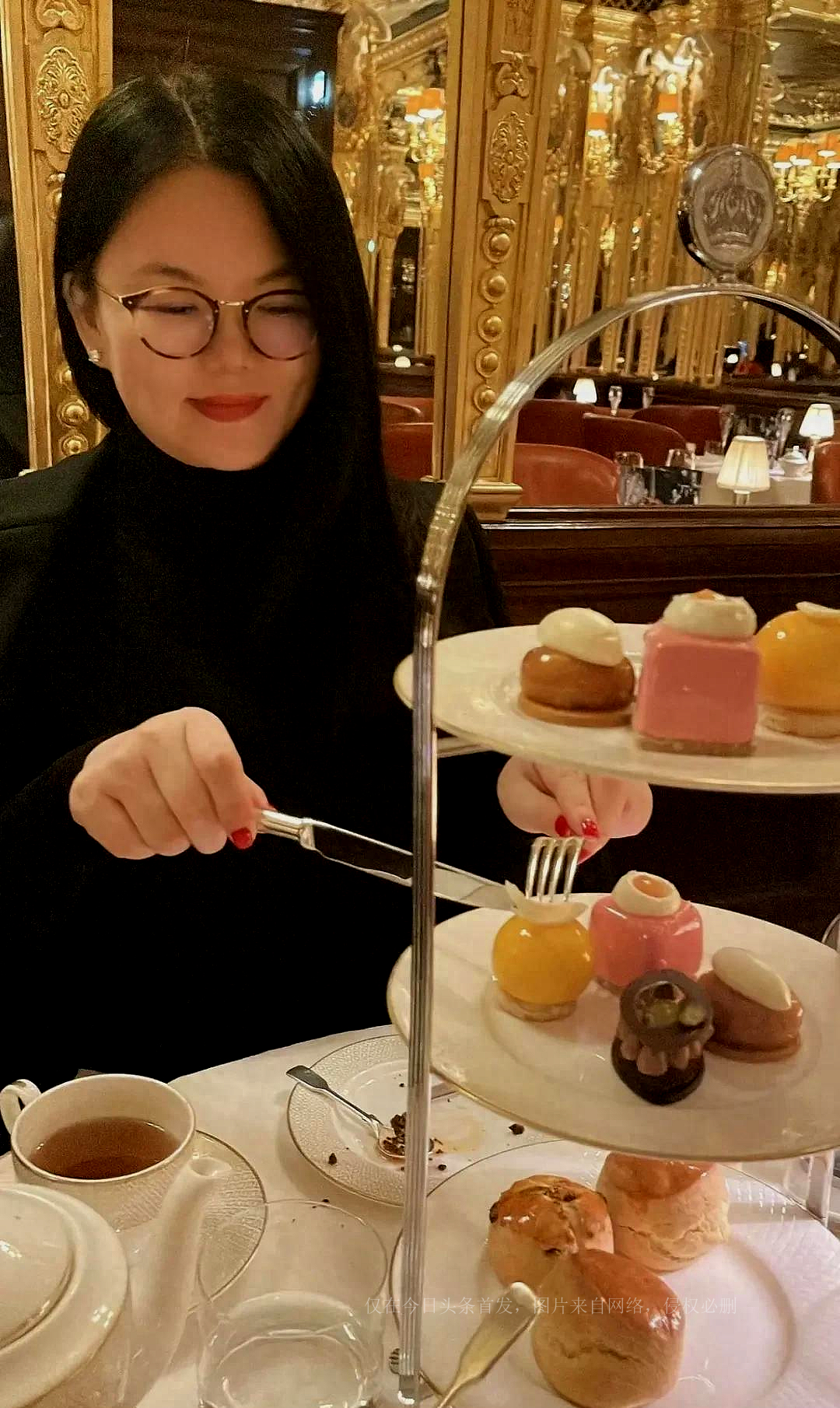 Li Xiang and her daughter appeared in a high-end British restaurant ...