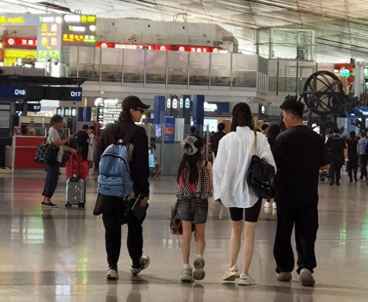 Qi Wei and Lee Seung-hyun are traveling with their daughter. The family ...