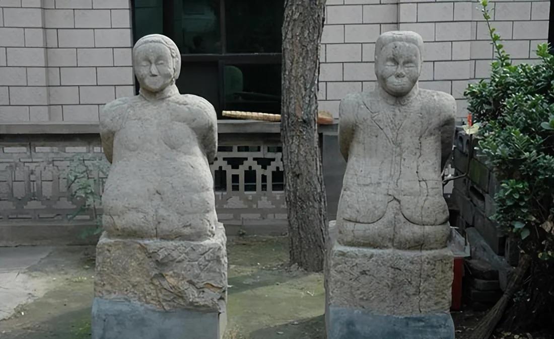 The kneeling statue of Qin Hui and his wife is still there, but the ...