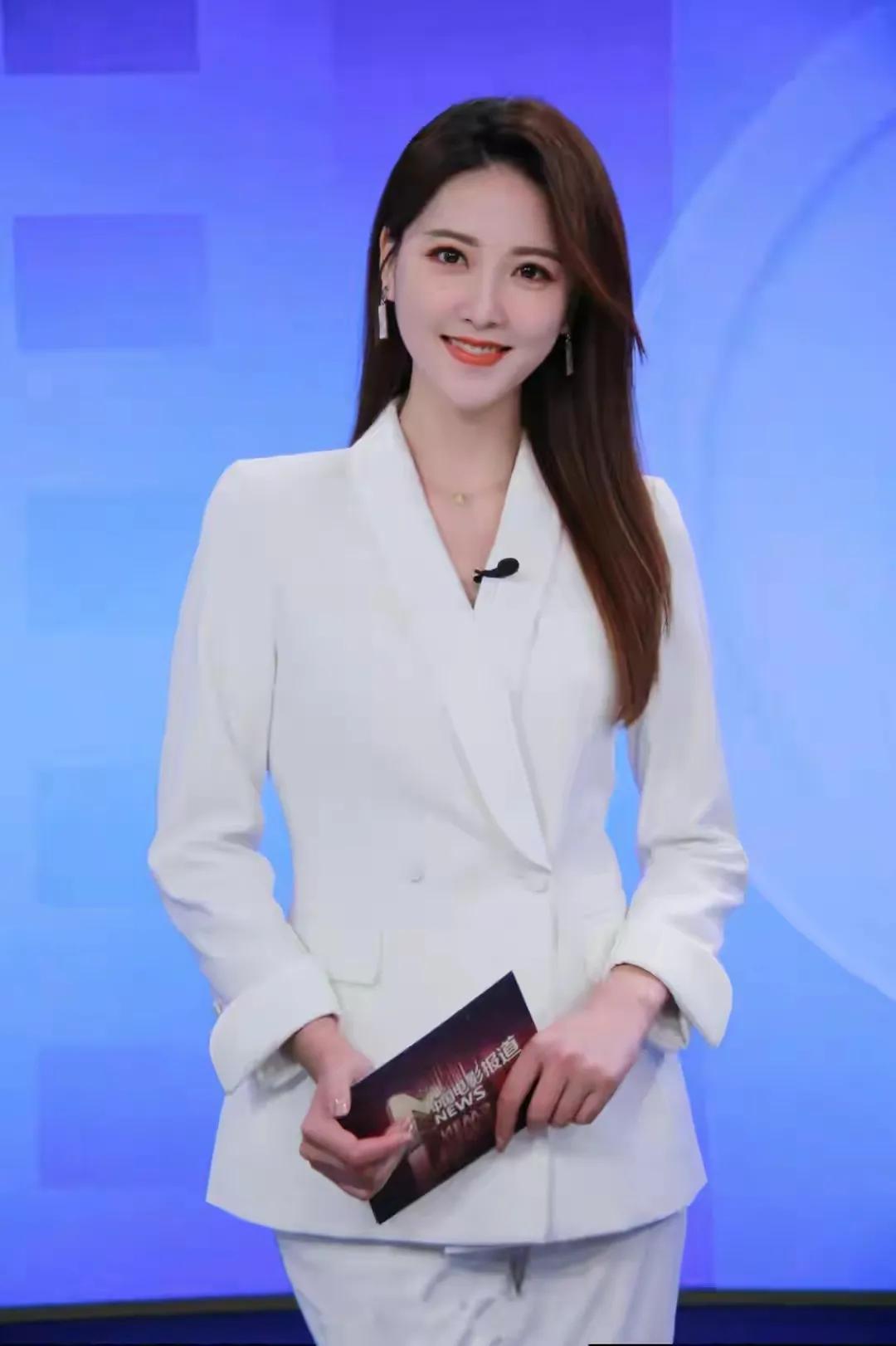 集身材、顏值、氣質於一身的美女主持人——李丹兒 - 資訊咖