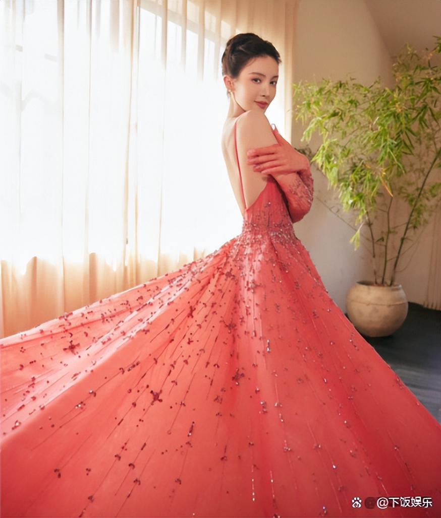 In a princess dress with curly hair, Jin Chen's beautiful back is fully ...