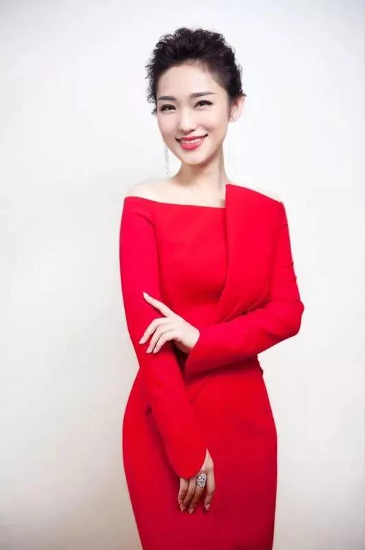CCTV "the most beautiful host" Lan Yu iNEWS