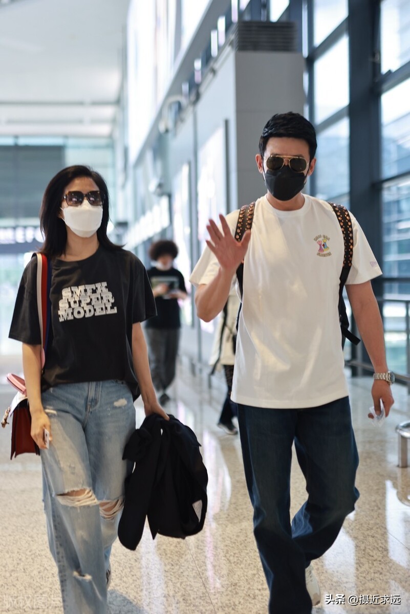 Actors Lu Yi and Bao Lei's loving couple appeared at Shanghai Airport ...