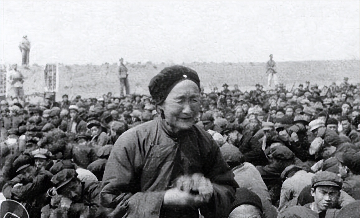 Wang Shusheng returned to Dabie Mountain, knelt in front of an old lady ...