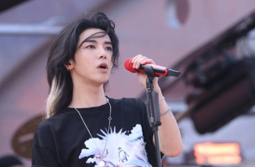 Nicholas Tse Hua Chenyu eats hot dry noodles on the street. The eldest ...