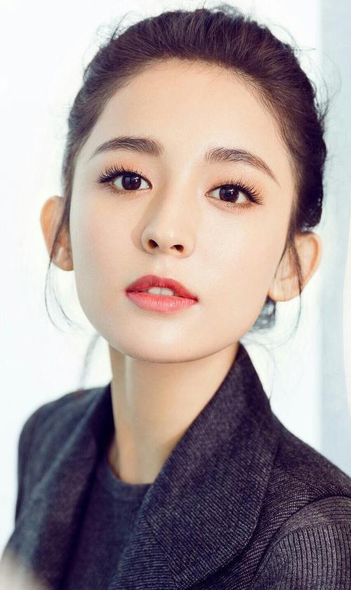 Their faces are 1.5 meters tall and their legs are 1.7 meters tall. The