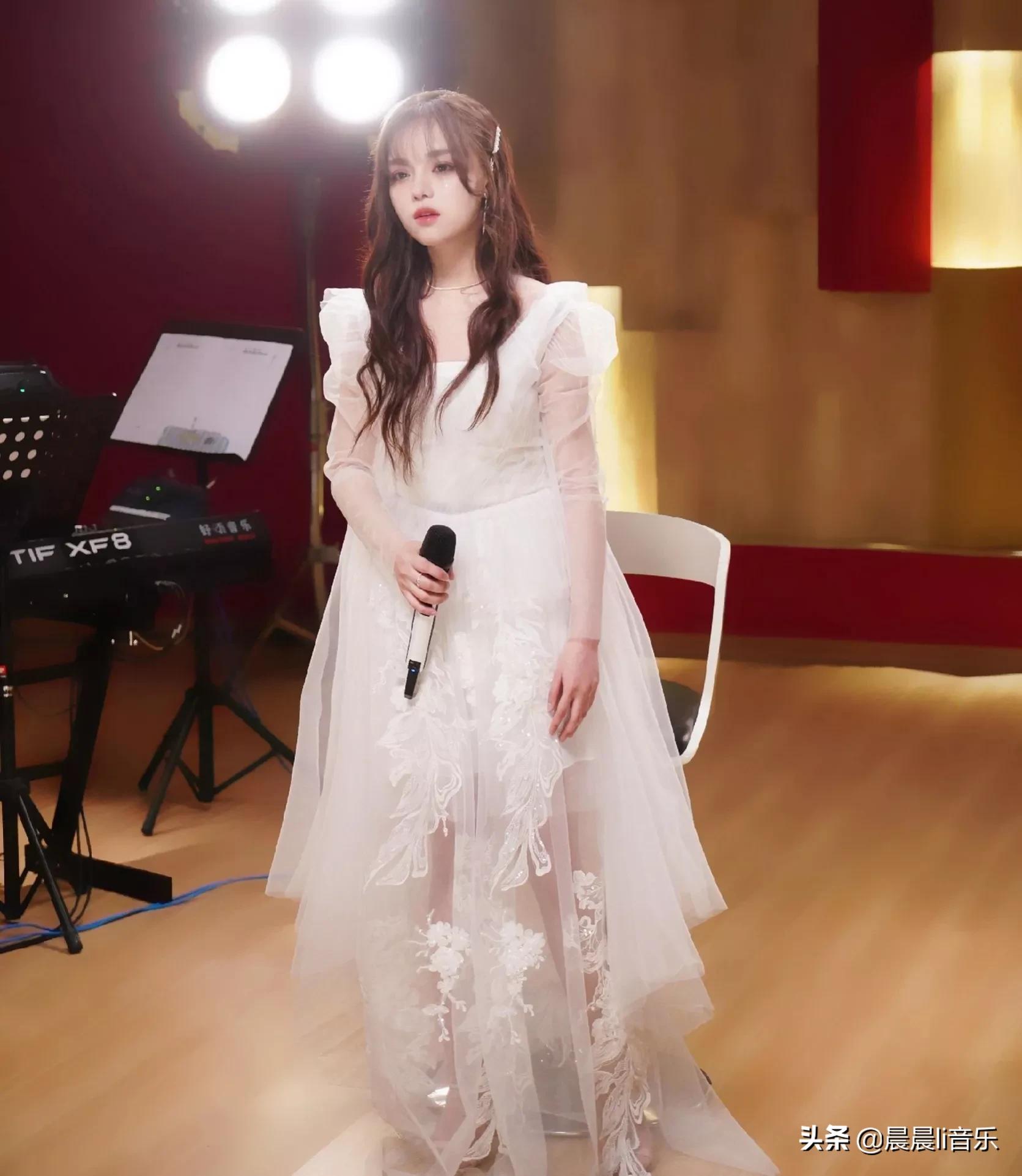 How Did Huang Xiaoyun The Original Singer Of The Sea Of Stars Get To The Point Of Being 