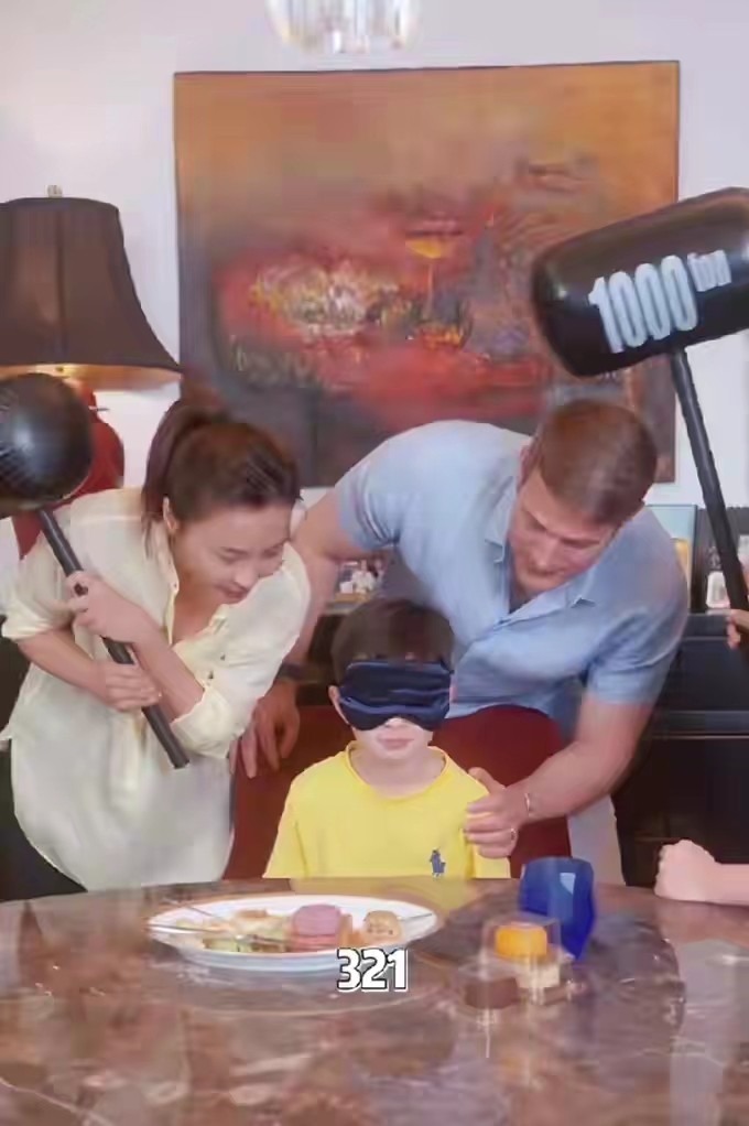 Ma Yashu's family of four are in the same frame, a pair of children and ...