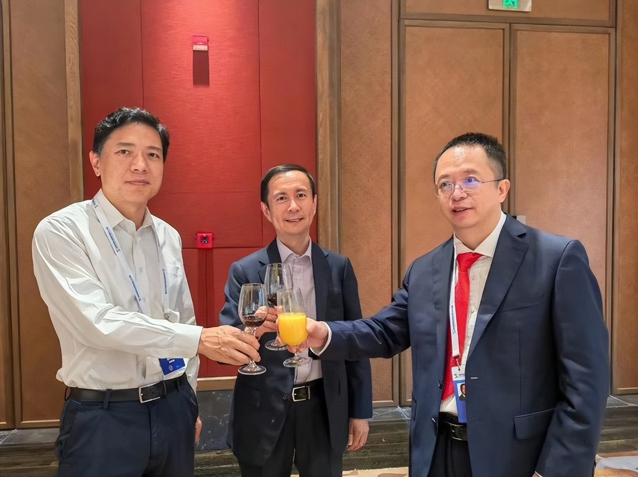 Zhou Hongyi posted a photo with Robin Li and Zhang Yong - iMedia