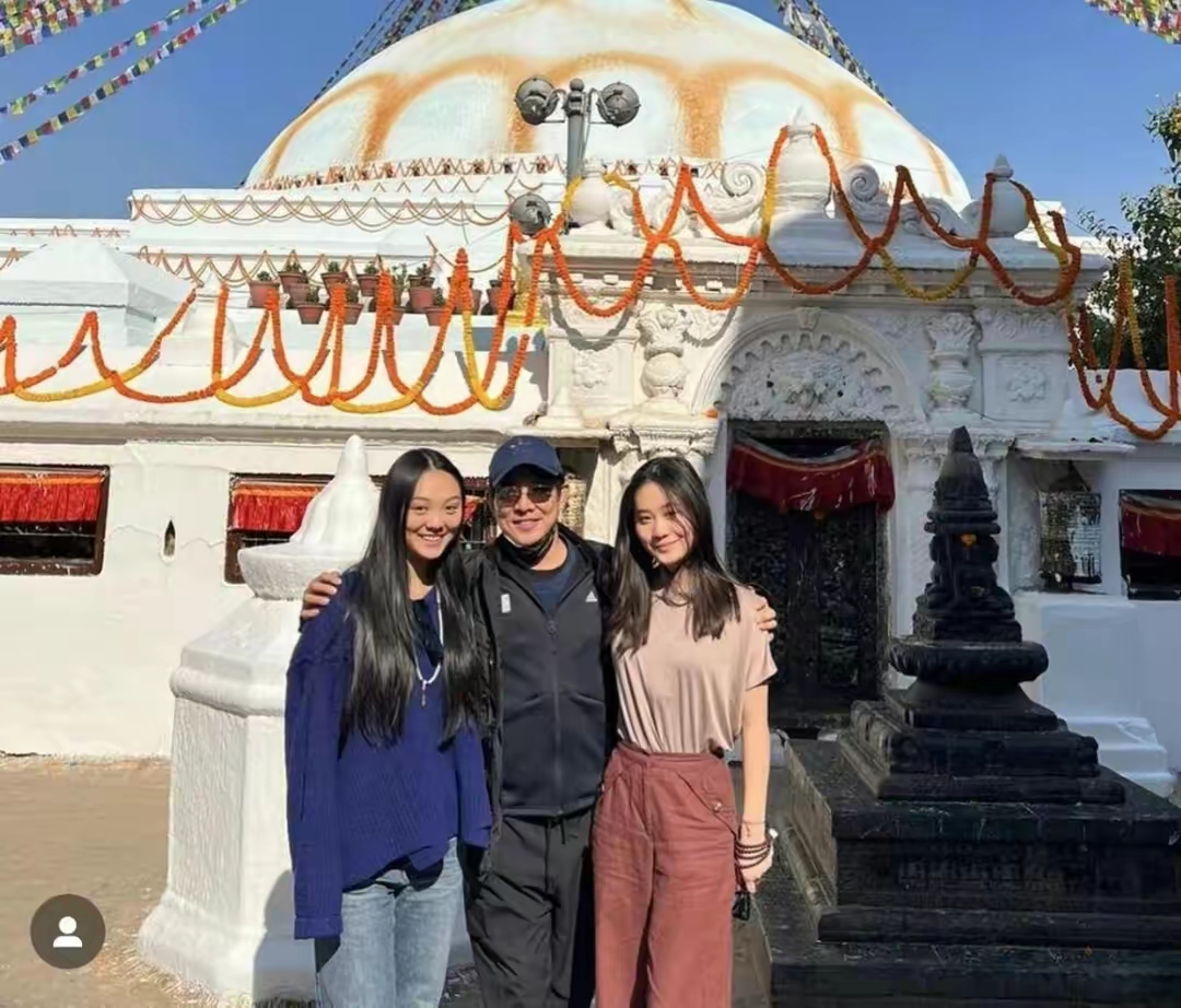 Jet Li took the whole family to travel in Nepal, hugging his wife Li ...