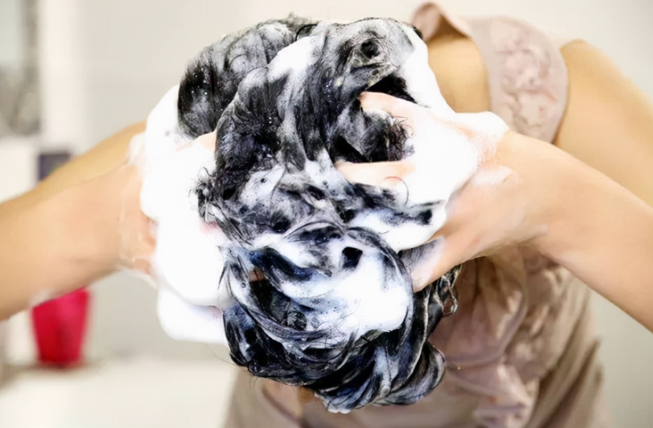 Do you have a lot of dandruff after washing your hair every day?Or it