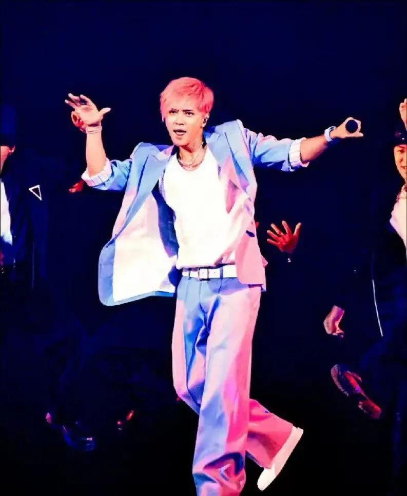 Luo Zhixiang thanked his manager in tears at the concert, and said that ...