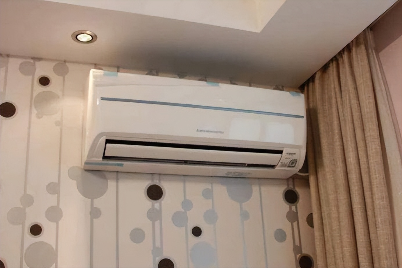 If the air conditioner is turned on at 28 degrees, how much electricity