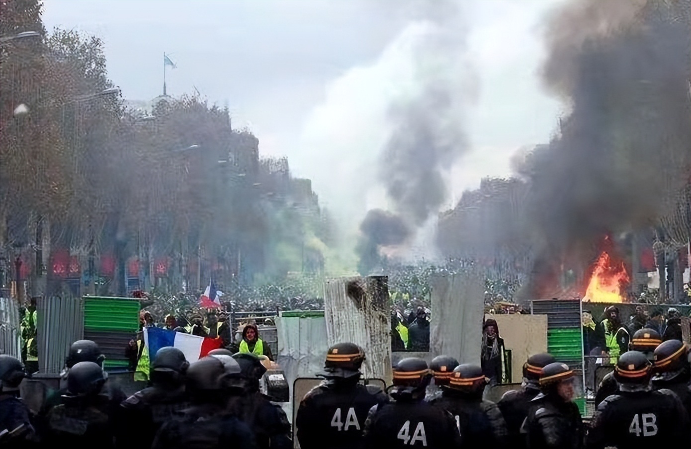 Gunshots raged, riots in France may lead to civil war, and the United ...