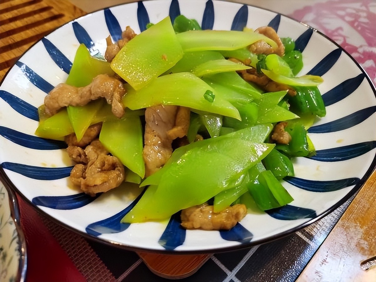 In summer, add lettuce and stirfry minced pork, cool and detoxified
