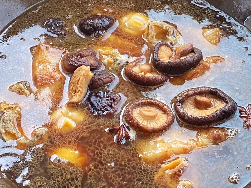 Braised pork and braised abalone with endless aftertaste sweet and