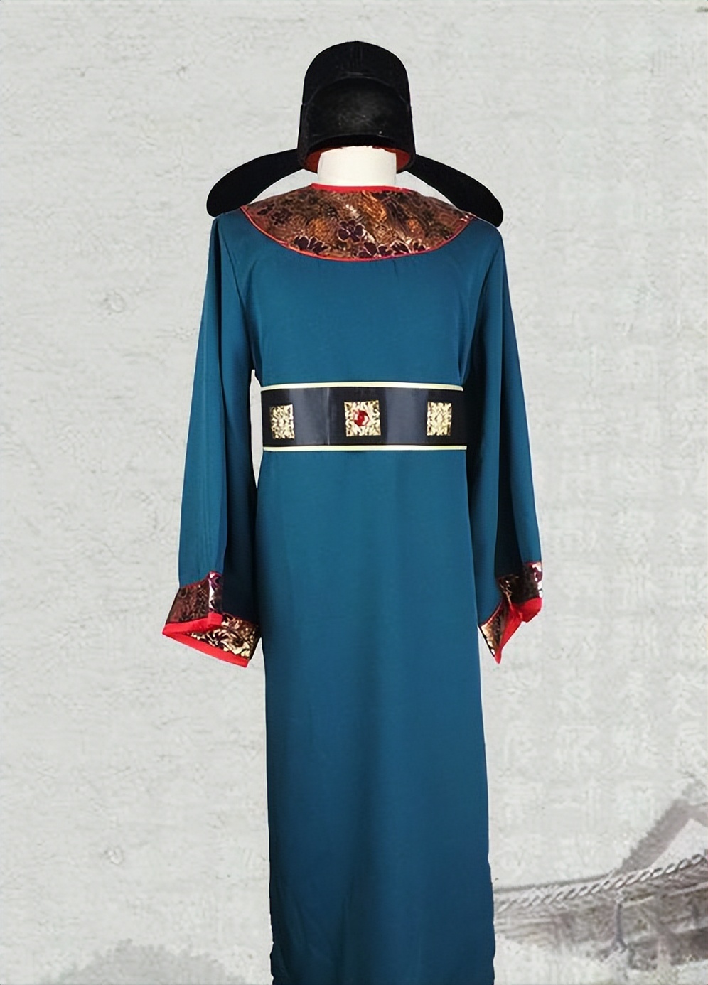 On the development and characteristics of costumes in the Tang Dynasty