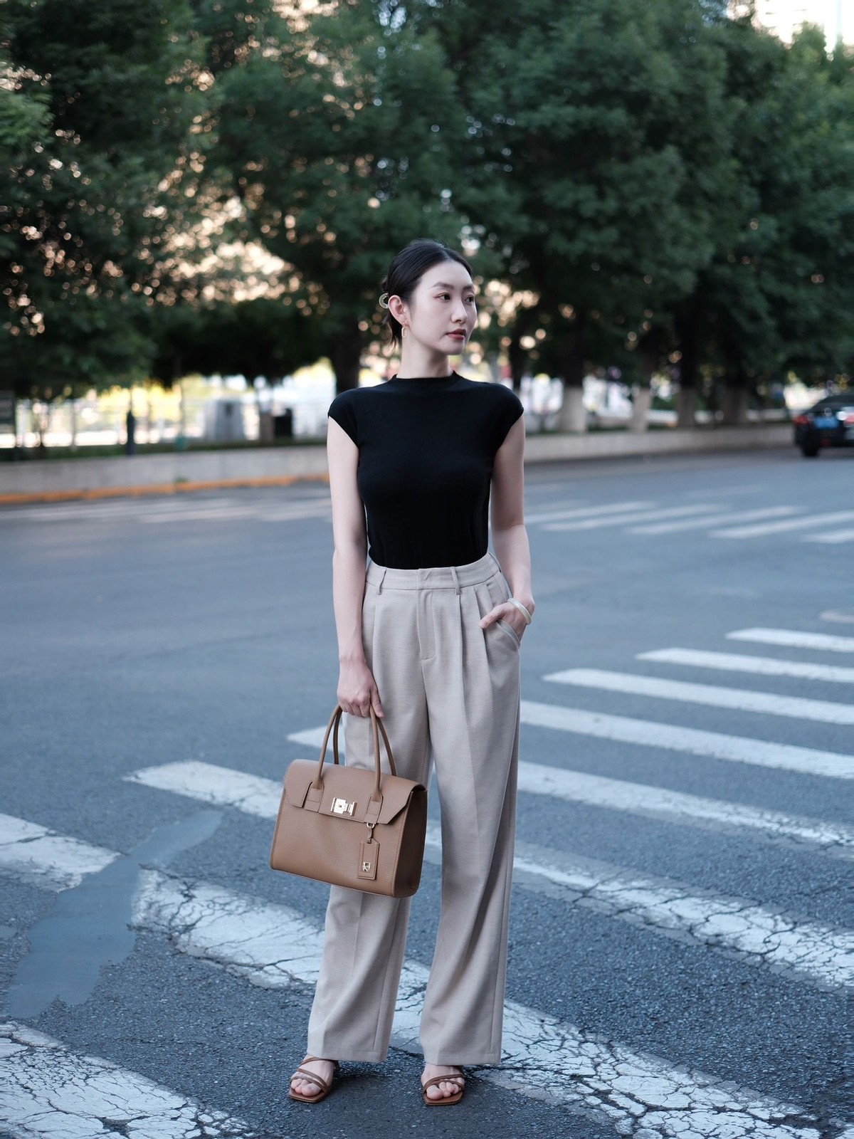 It is popular to wear milk tea color this summer, which is white and