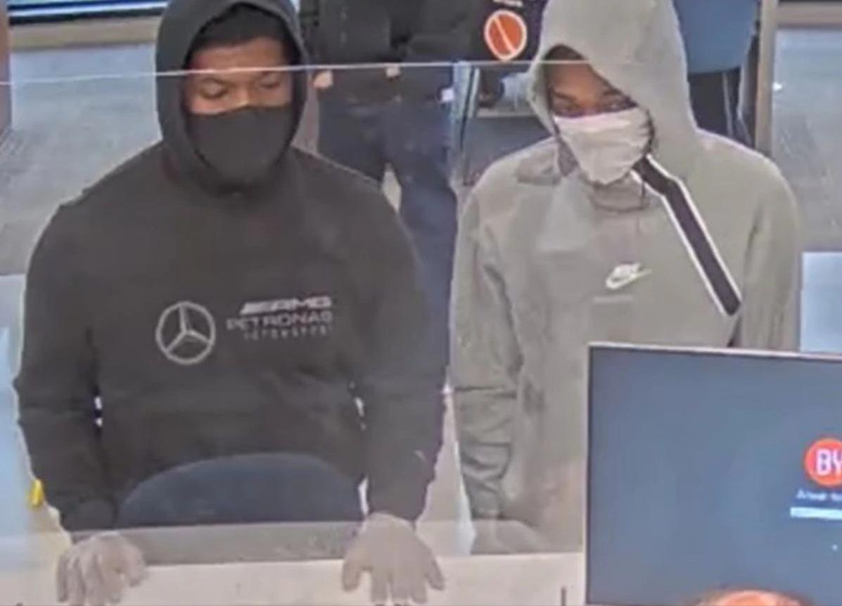 44 Minutes Bank Robbery Where To Watch Two guys in the United States robbed a bank and forced 300 police