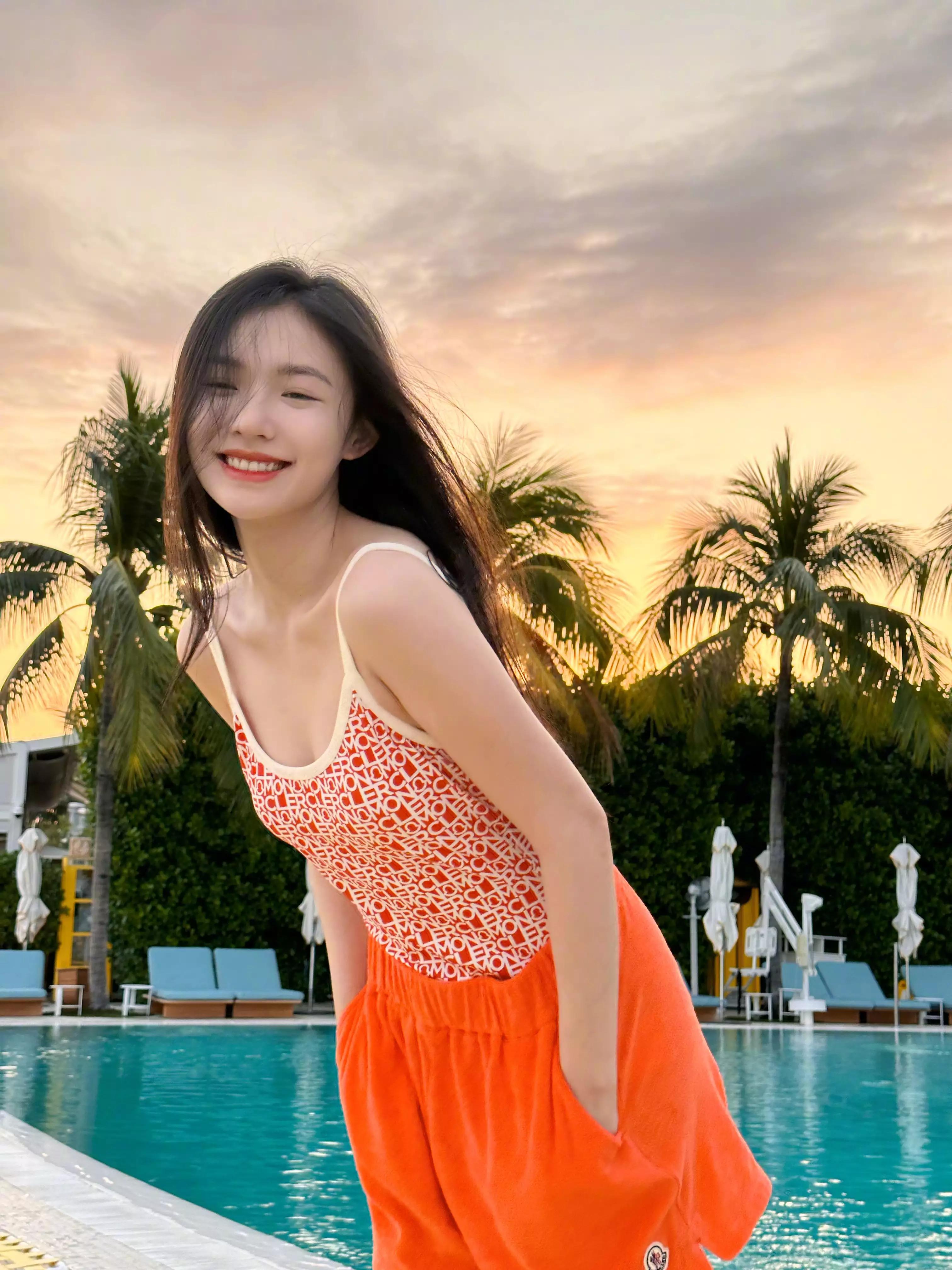 Lin Yun swimsuit photo, wearing a pink one-piece swimsuit, cute and ...